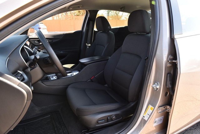 Chevrolet Malibu Vehicle Full-screen Gallery Image 18