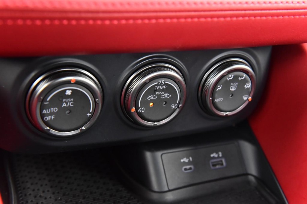 Nissan Z Vehicle Image 16