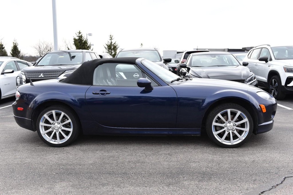 Mazda MX-5 Miata Vehicle Full-screen Gallery Image 5