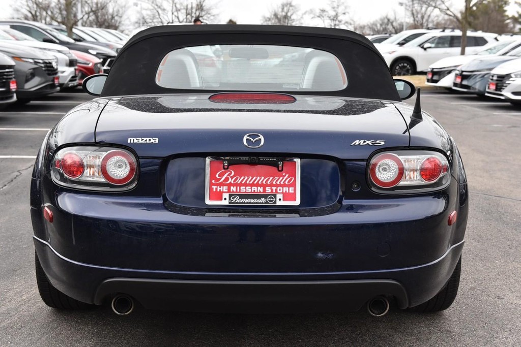 Mazda MX-5 Miata Vehicle Full-screen Gallery Image 6
