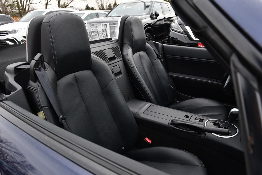 Mazda MX-5 Miata Vehicle Full-screen Gallery Image 9