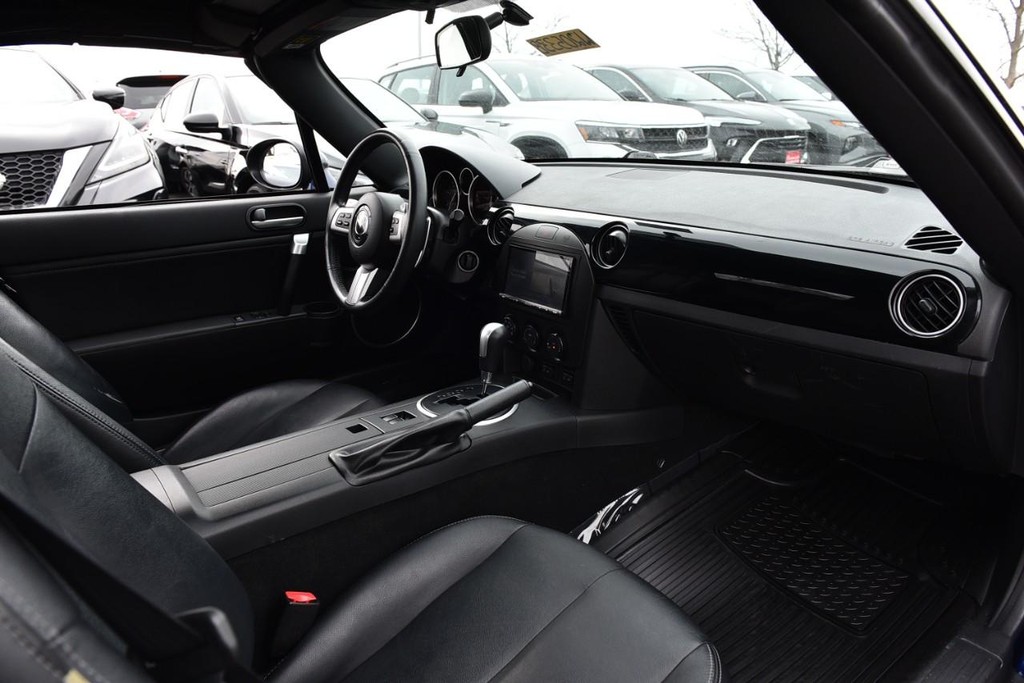 Mazda MX-5 Miata Vehicle Full-screen Gallery Image 12