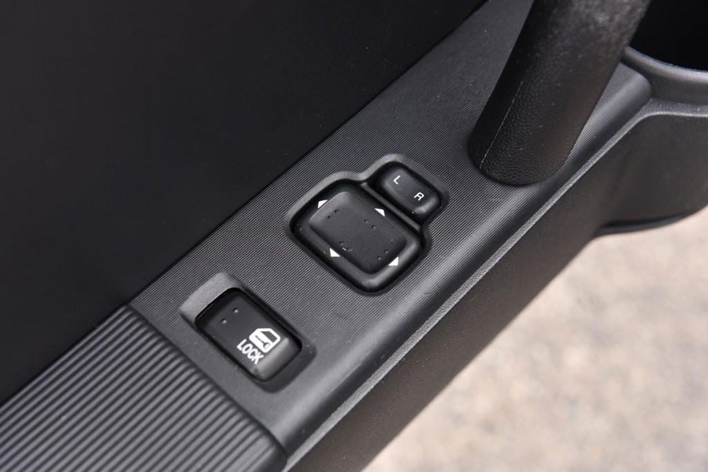 Mazda MX-5 Miata Vehicle Full-screen Gallery Image 13