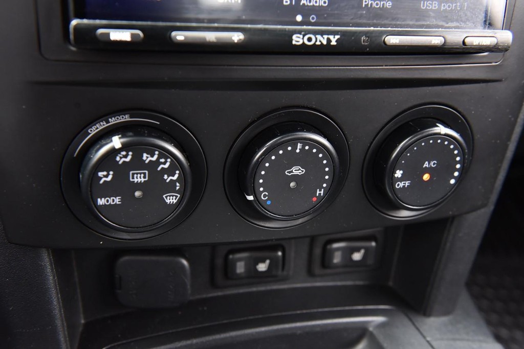 Mazda MX-5 Miata Vehicle Full-screen Gallery Image 17