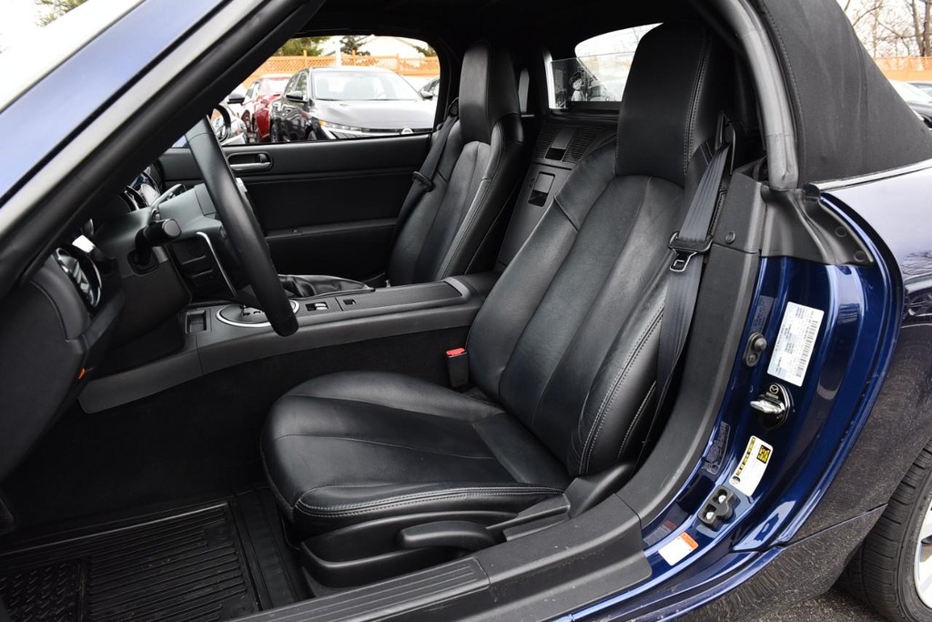 Mazda MX-5 Miata Vehicle Full-screen Gallery Image 20