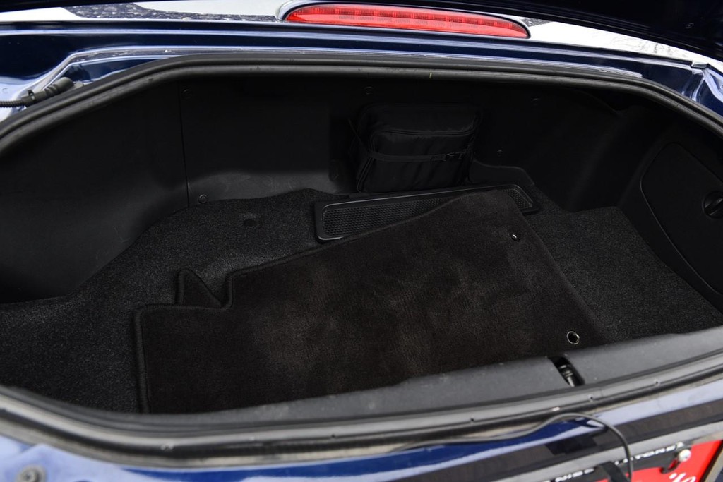 Mazda MX-5 Miata Vehicle Full-screen Gallery Image 22