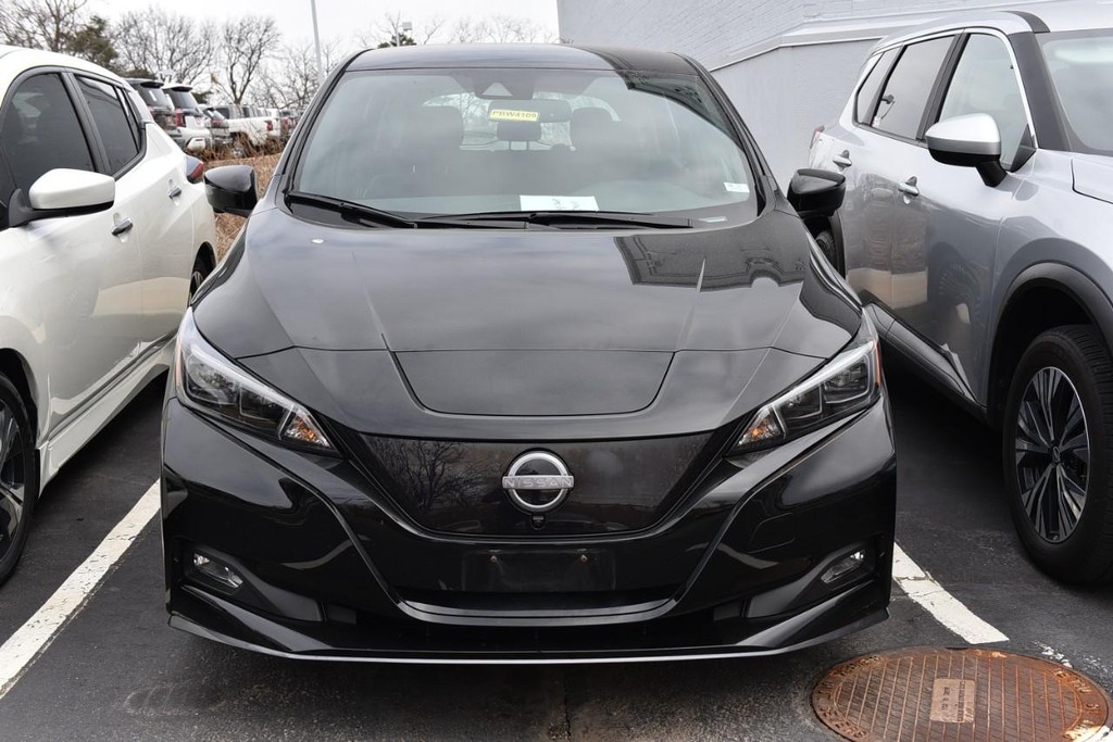 Nissan LEAF Vehicle Full-screen Gallery Image 3