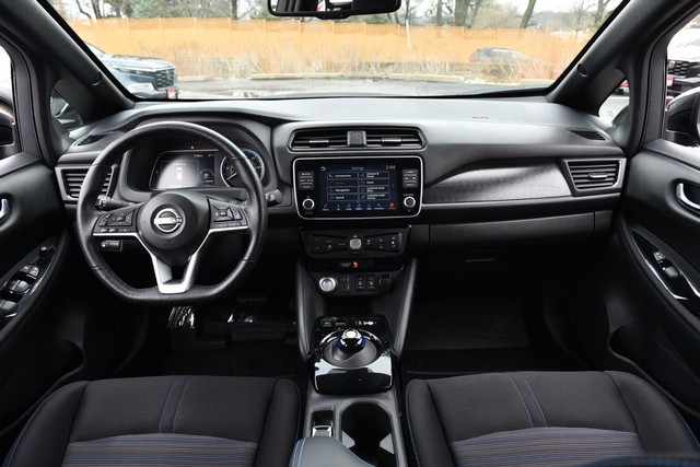 Nissan LEAF Vehicle Image 08