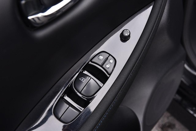 Nissan LEAF Vehicle Image 09