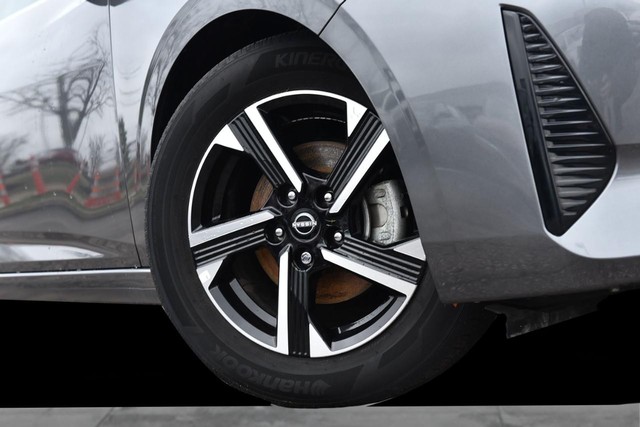 Nissan Sentra Vehicle Image 03