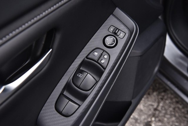 Nissan Sentra Vehicle Image 09