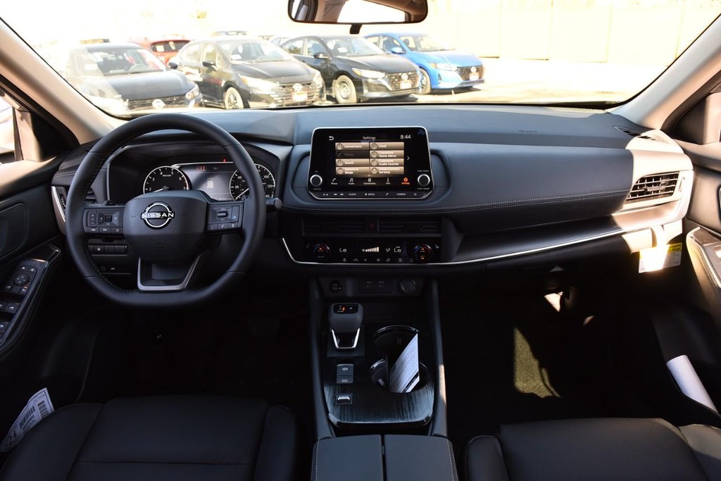 Nissan Rogue Vehicle Image 08