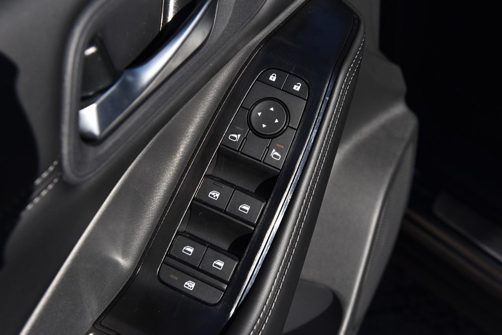 Nissan Rogue Vehicle Image 09