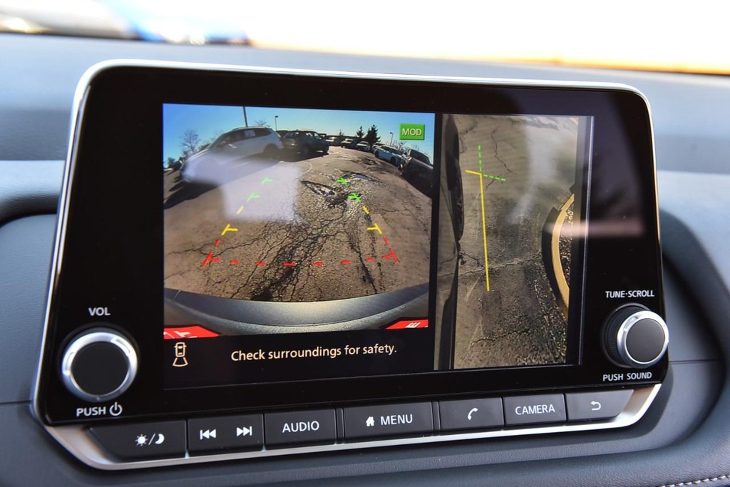 Nissan Rogue Vehicle Image 14