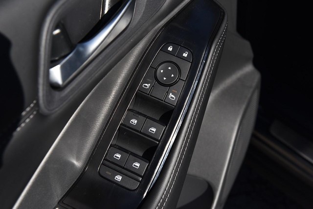 Nissan Rogue Vehicle Image 09