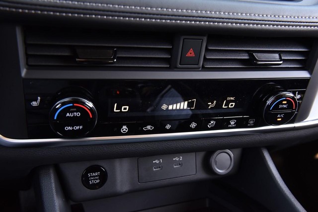 Nissan Rogue Vehicle Image 18