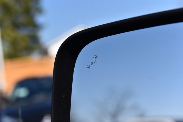 Nissan Titan Vehicle Image 12