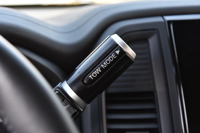 Nissan Titan Vehicle Image 15