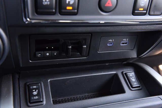 Nissan Titan Vehicle Image 19