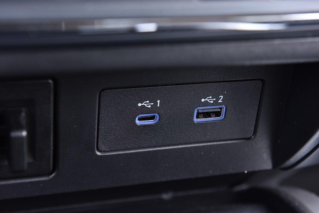 Nissan Titan Vehicle Image 21