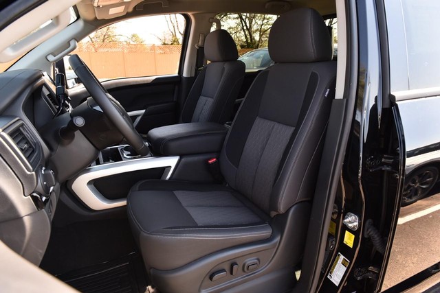 Nissan Titan Vehicle Image 24
