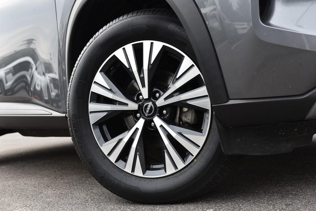 Nissan Rogue Vehicle Full-screen Gallery Image 3