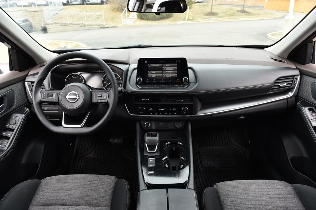 Nissan Rogue Vehicle Full-screen Gallery Image 8