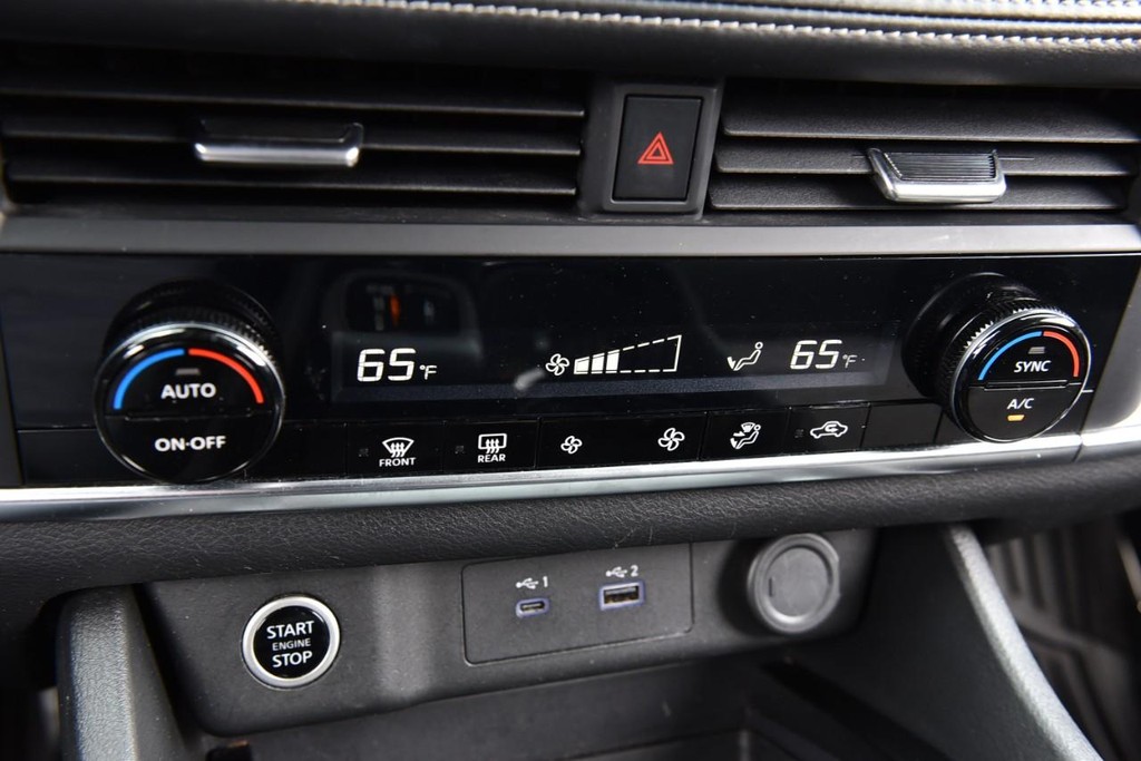 Nissan Rogue Vehicle Full-screen Gallery Image 15