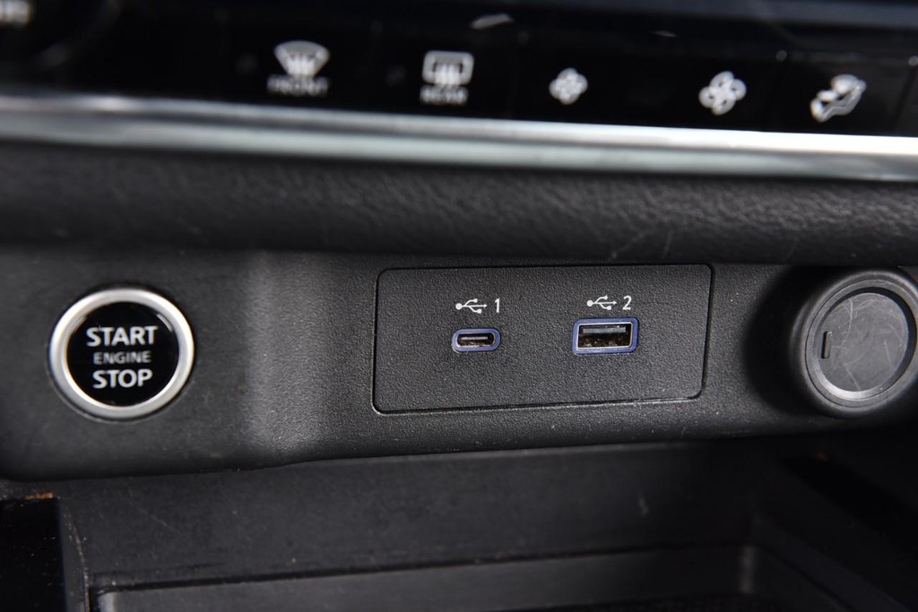 Nissan Rogue Vehicle Full-screen Gallery Image 16