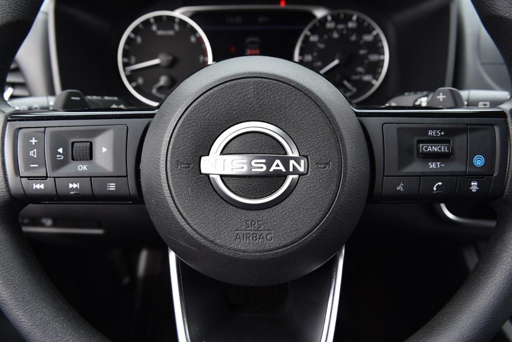 Nissan Rogue Vehicle Full-screen Gallery Image 18