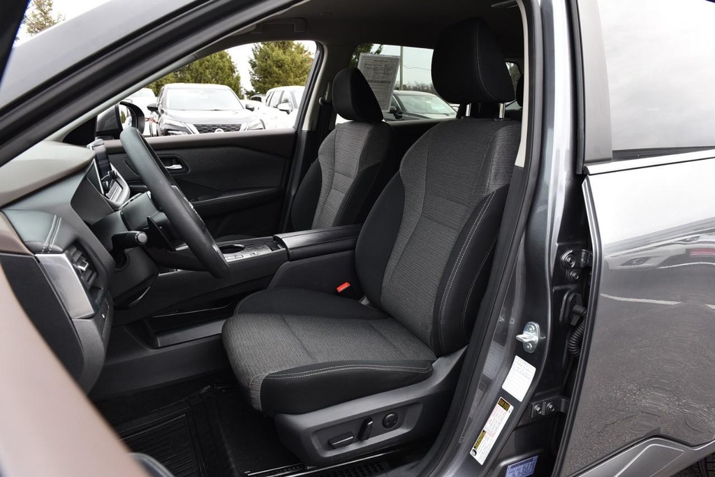 Nissan Rogue Vehicle Full-screen Gallery Image 19