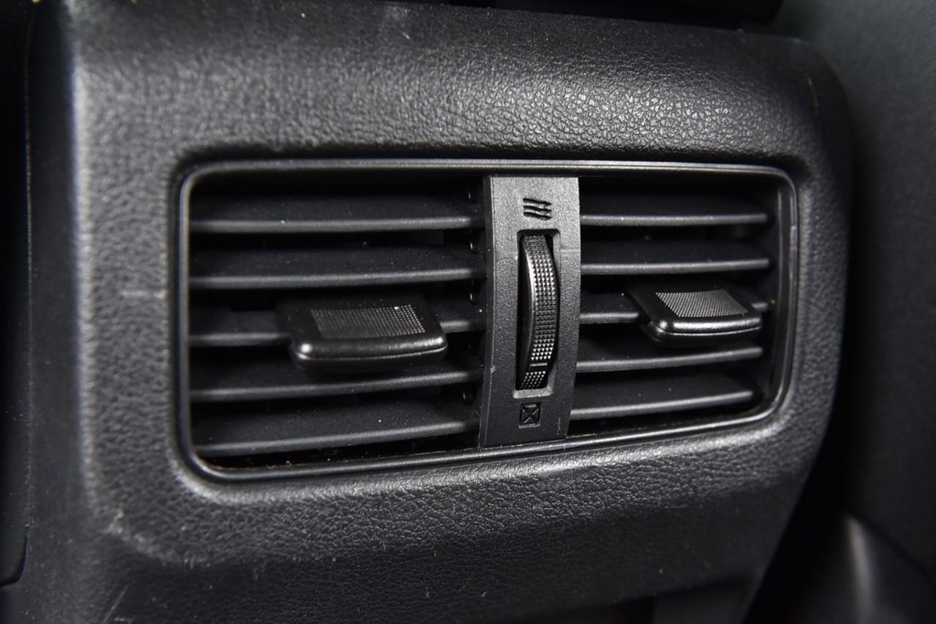 Nissan Rogue Vehicle Full-screen Gallery Image 22