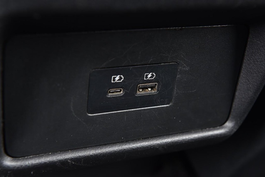 Nissan Rogue Vehicle Full-screen Gallery Image 23