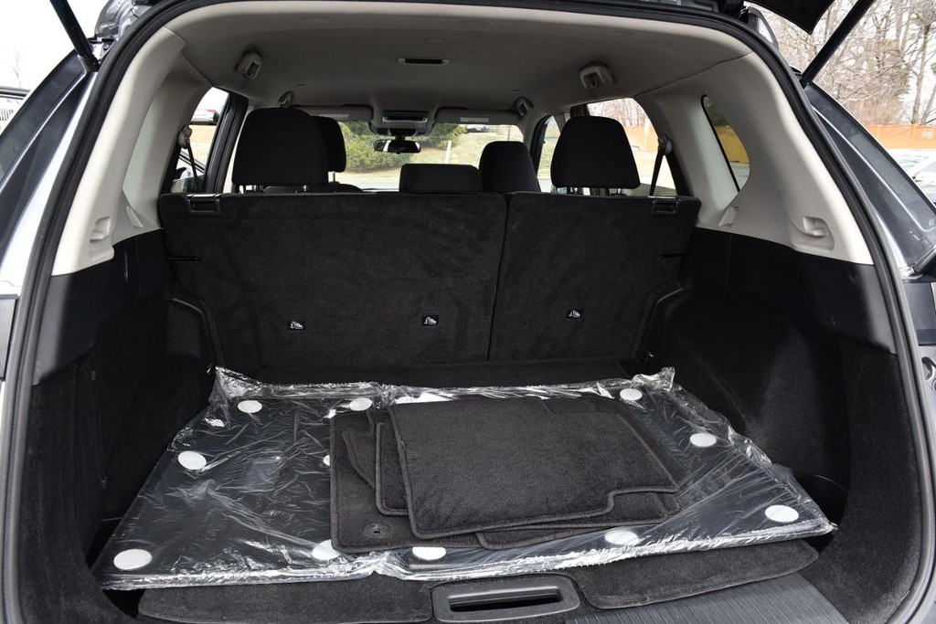 Nissan Rogue Vehicle Full-screen Gallery Image 24