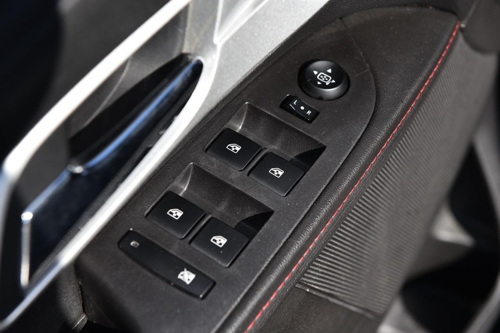 Chevrolet Equinox Vehicle Image 09