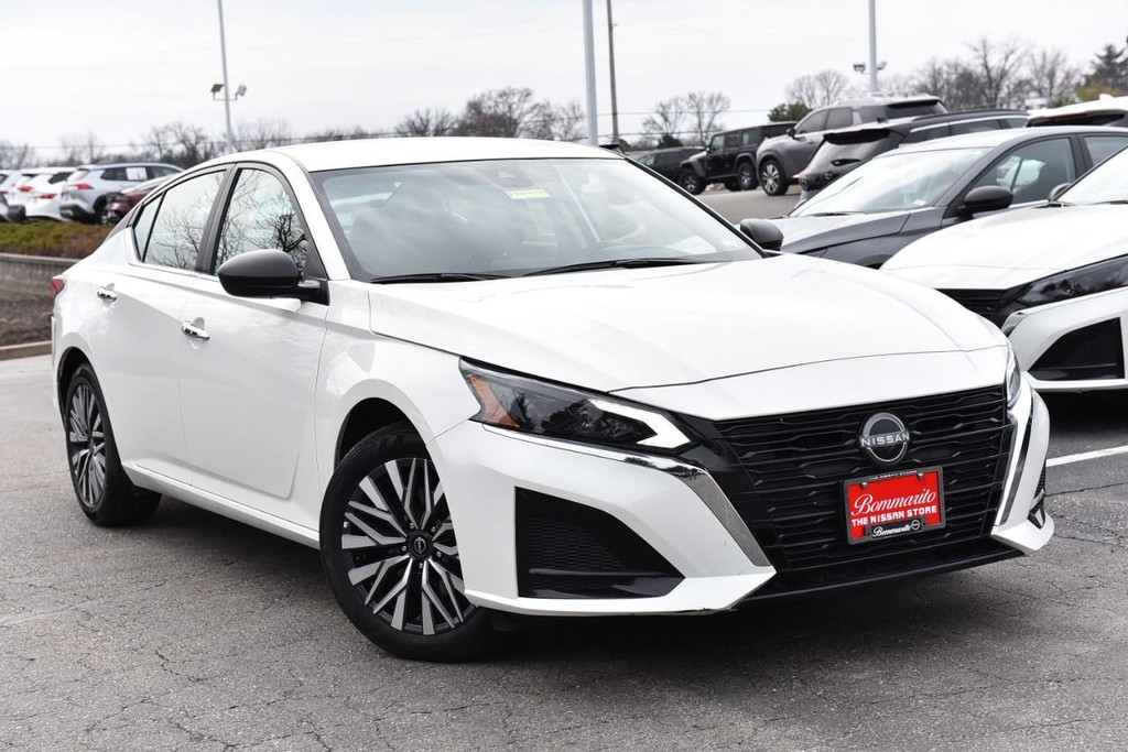 Nissan Altima Vehicle Full-screen Gallery Image 2