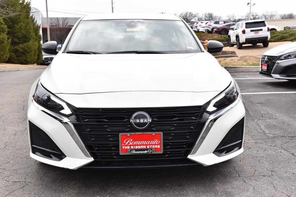 Nissan Altima Vehicle Full-screen Gallery Image 4