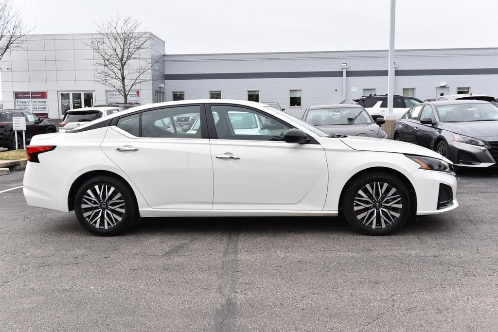 Nissan Altima Vehicle Full-screen Gallery Image 5