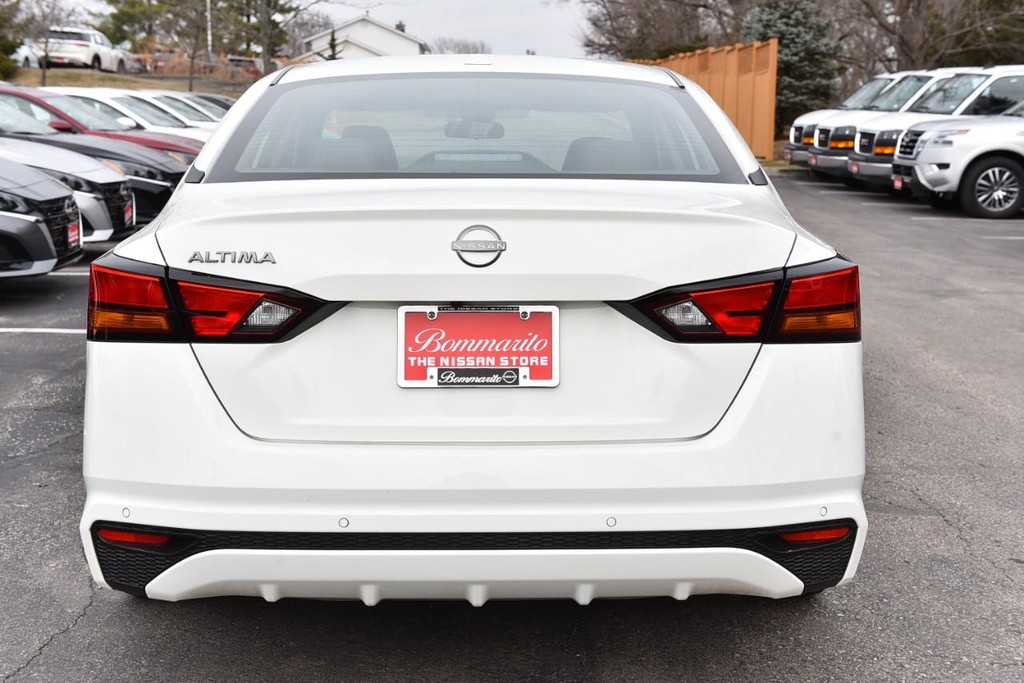 Nissan Altima Vehicle Full-screen Gallery Image 6