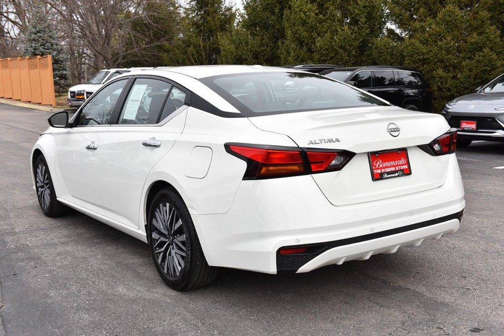 Nissan Altima Vehicle Full-screen Gallery Image 7