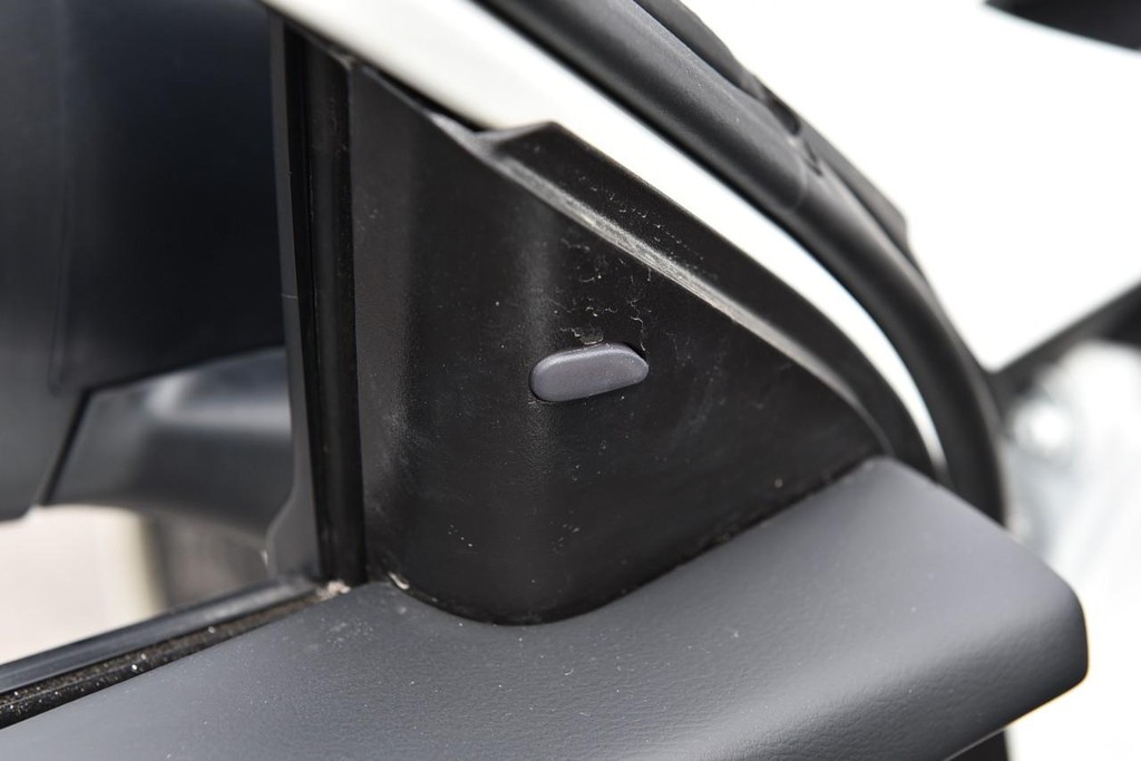 Nissan Altima Vehicle Full-screen Gallery Image 10