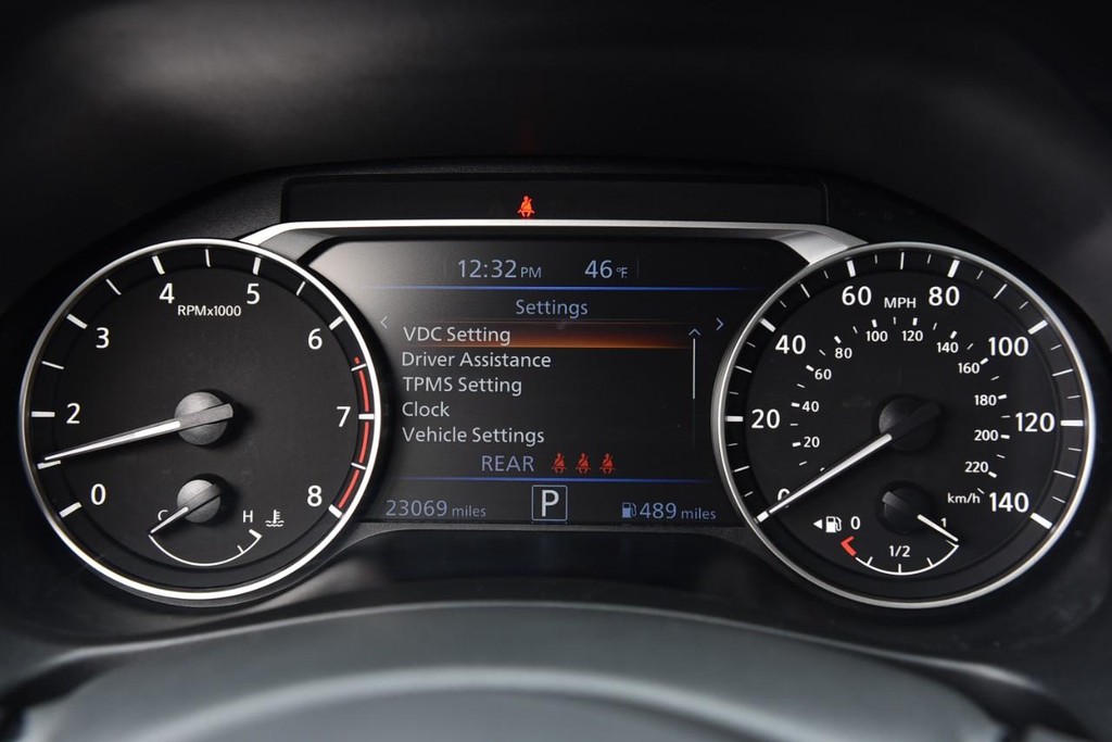 Nissan Altima Vehicle Full-screen Gallery Image 12