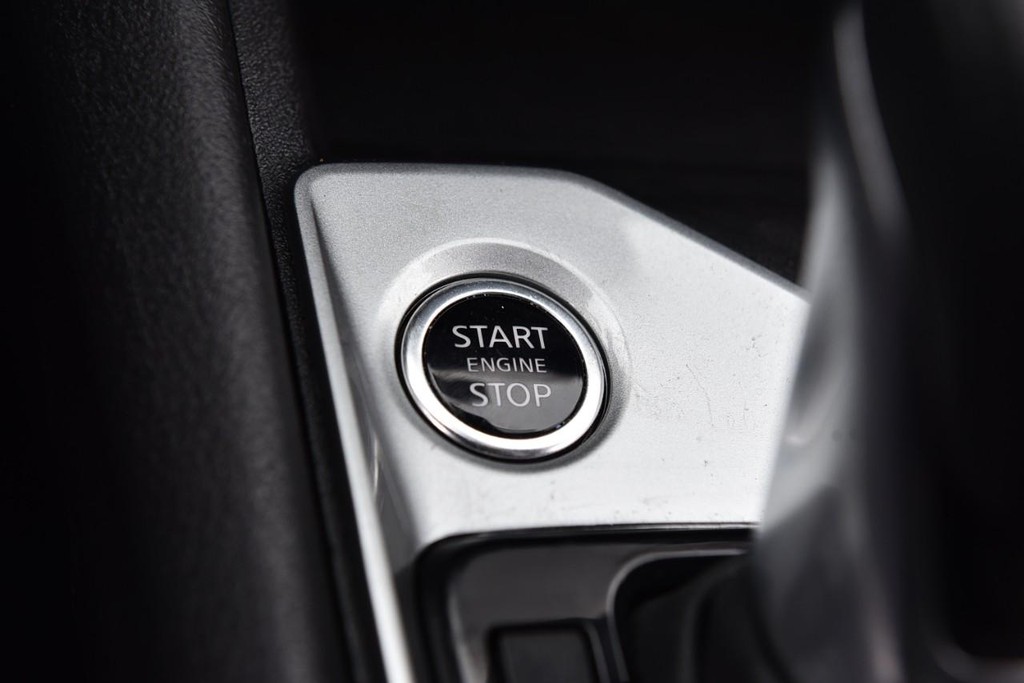 Nissan Altima Vehicle Full-screen Gallery Image 17