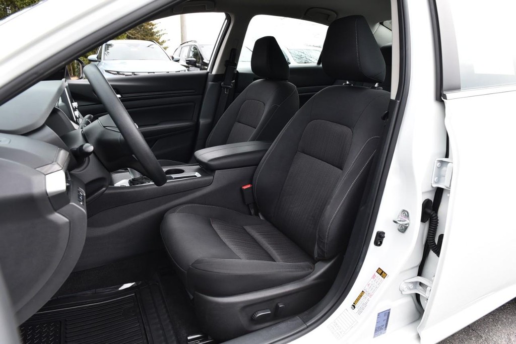 Nissan Altima Vehicle Full-screen Gallery Image 19