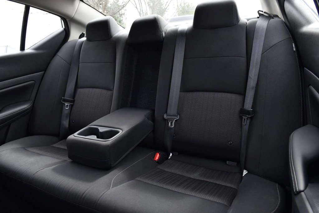 Nissan Altima Vehicle Full-screen Gallery Image 21