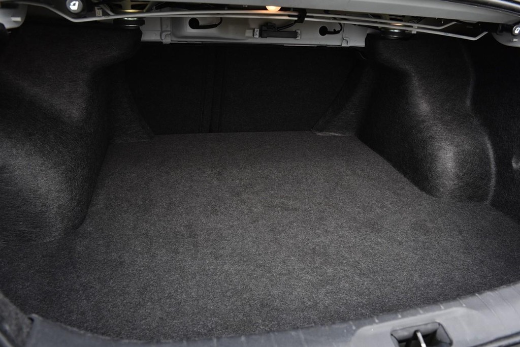 Nissan Altima Vehicle Full-screen Gallery Image 23