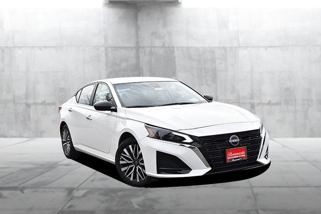 Nissan Altima Vehicle Image 02