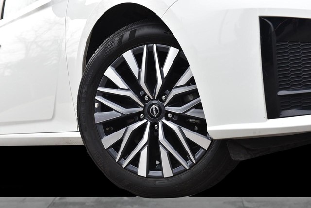 Nissan Altima Vehicle Image 03