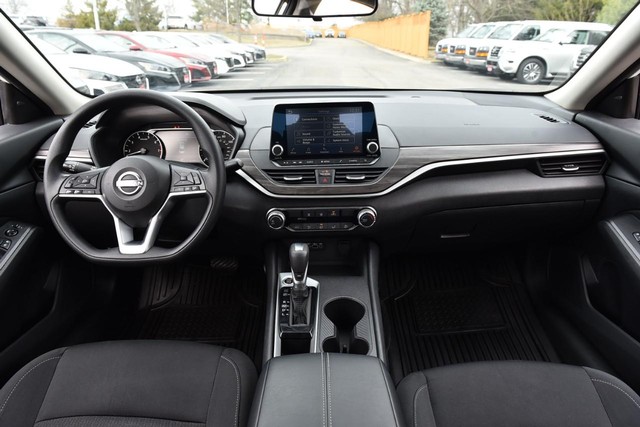 Nissan Altima Vehicle Image 08