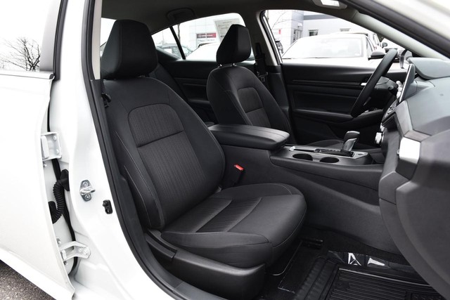 Nissan Altima Vehicle Image 20